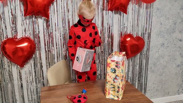 КАРИНА в костюме Леди Баг 🐞 распаковывает подарки ко