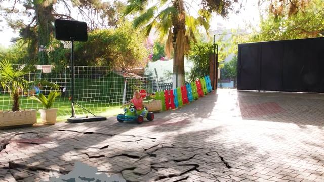 Майя строит секретные комнаты для своих пушистиков смотреть онлайн