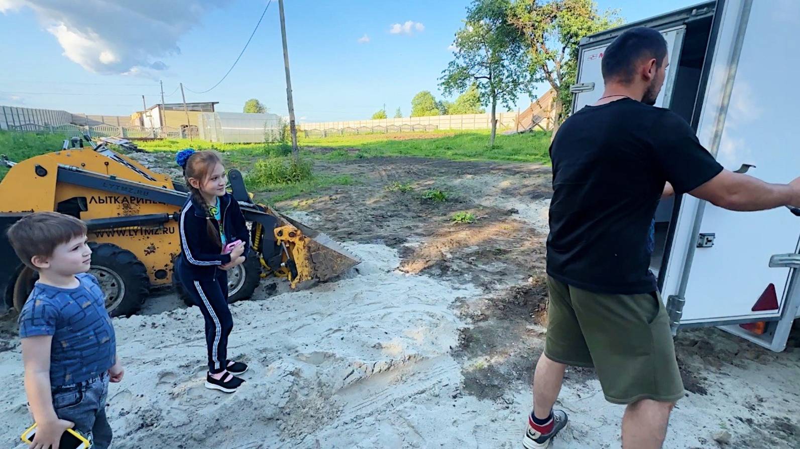 Вот так обновка! Сюрприз удался! Без неприятностей не обошлось! Стройка навеса продолжается. смотреть онлайн