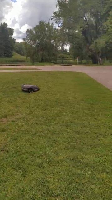 Робот косит траву. смотреть онлайн