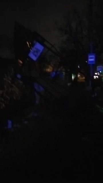 Ураган в Ставрополе. Сильнейший ветер. Упала остановк? смотреть онлайн