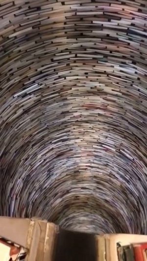 Инсталляция бездонный колодец знаний 📚