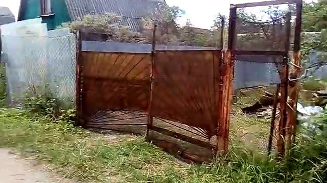 Соседи сжигают разобранный сарай.