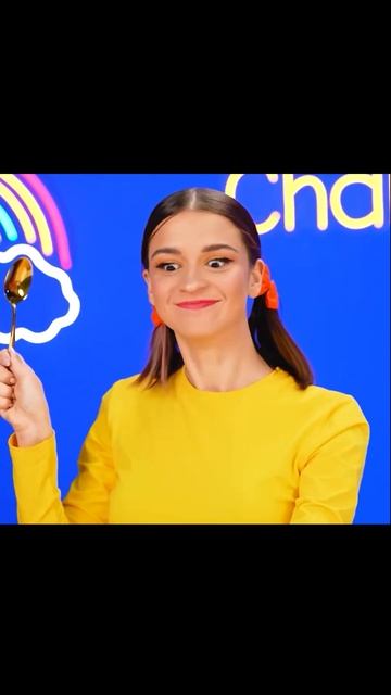 Девочки получают еду, желтая девочка ест еду. смотреть онлайн