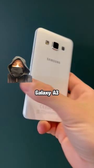 Он молотком разбил телефон сына