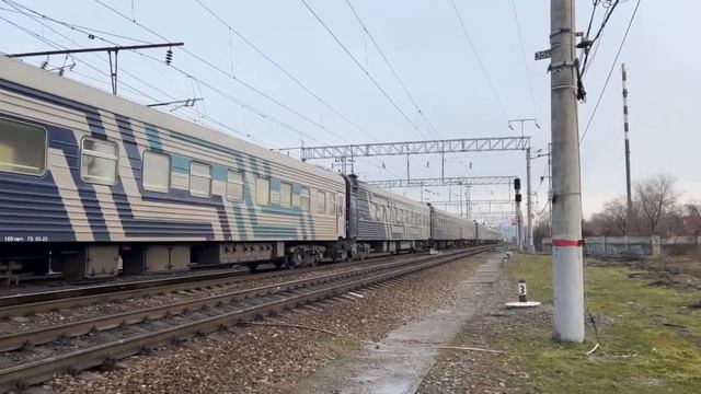ЭП1М-525 с пассажирским поездом Кисловодск-Симферополь