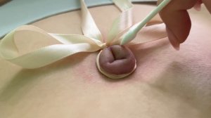 Girl navel torture. Innie to outie. Девушка вытащила пупок и играет с ?