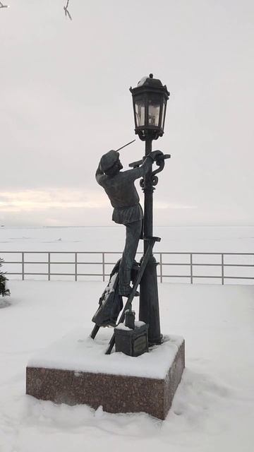 В Петербурге открыли памятник фонарщику – первому газовику России смотреть онлайн