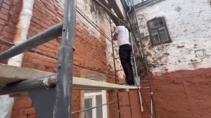 Покраска старого кирпичного дома. Видео безвоздушный