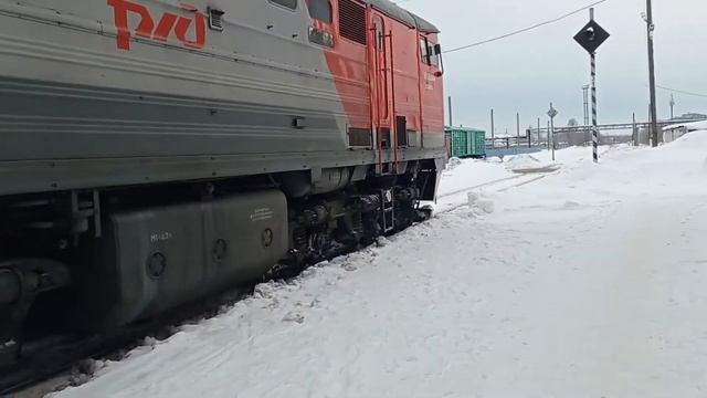 Тепловоз 2ТЭ10М-2179 С 3-Мя Крытыми Вагонами Переезжает Че