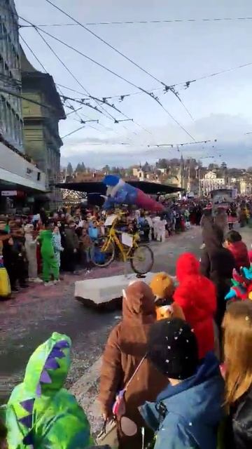 Моменты Fasnachsumzug Luzern 08.02.2024 p. 3, (Проводы зимы и встреча в? смотреть онлайн