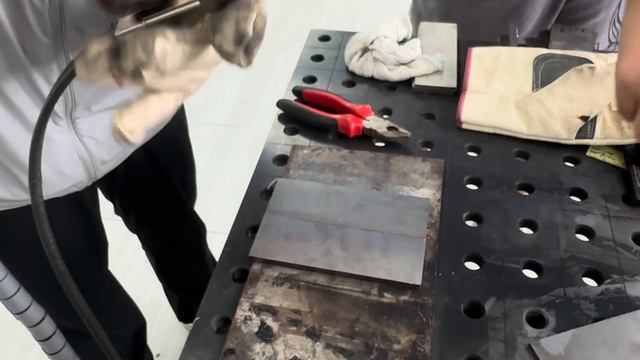 Волоконный ручной лазерный сварочный аппарат с двойн? смотреть онлайн