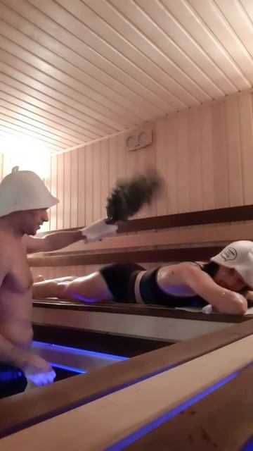 меня муж парит в бане веником