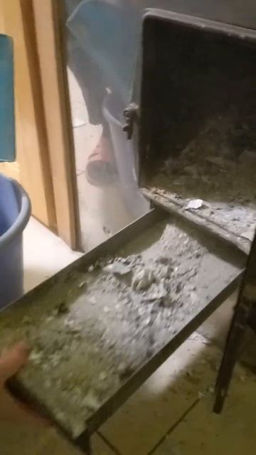 Как убрать золу из печи.