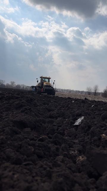 Оранка плугом LEMKEN Diamant 16 8+1 корпусів із системою On-Land