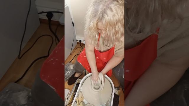 Учусь центровать глину. Выкрутила стакан. смотреть онлайн