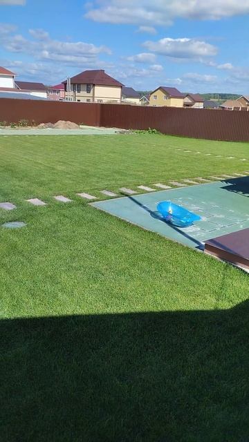 работаем на участке а за забором ,положили рулон на мо? смотреть онлайн