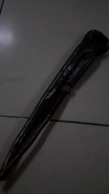 Разводной газовый ключ на кафельном полу смотреть онлайн