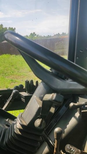 синий трактор ( мтз) везёт металолом