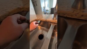 Снятие и установка раковины на кухне. Removing and installing a kitc