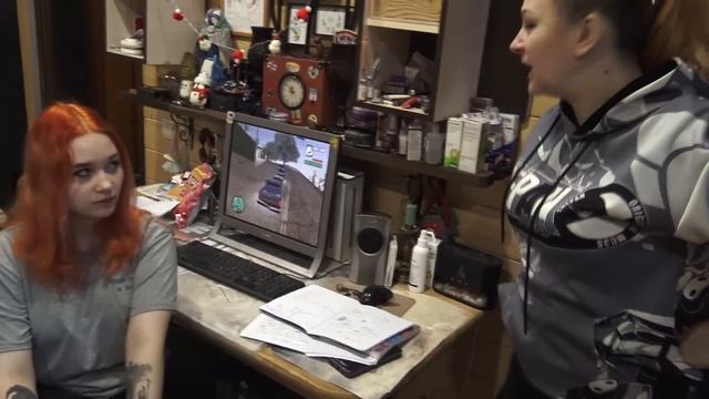 МАТЬ РАЗБИЛА БИТОЙ КОМПЬЮТЕР С КЛАВИАТУРОЙ ДОЧЕРИ В Р? смотреть онлайн