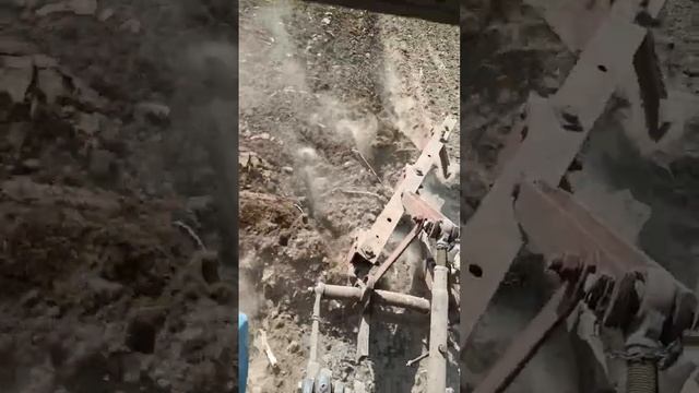 Вспашка поля плугом плн 3-35 в сухую землю. смотреть онлайн