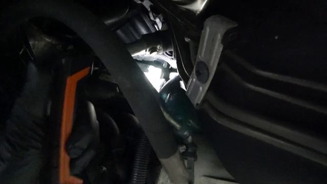 Mercedes Benz w203 c220 auswechseln des Kurbelwellensensors/замена датчик коленв? смотреть онлайн
