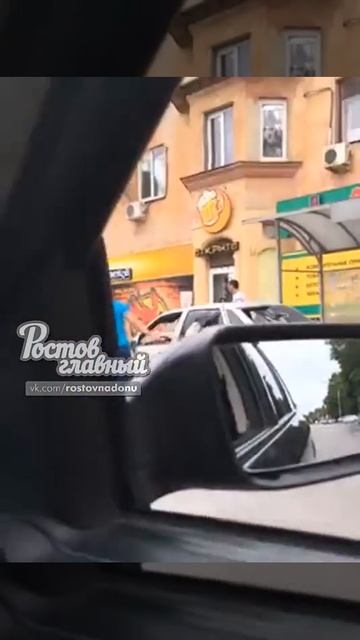 Парень разбил нунчаками машину Ростов-на-Дону 09.05.2018 смотреть онлайн