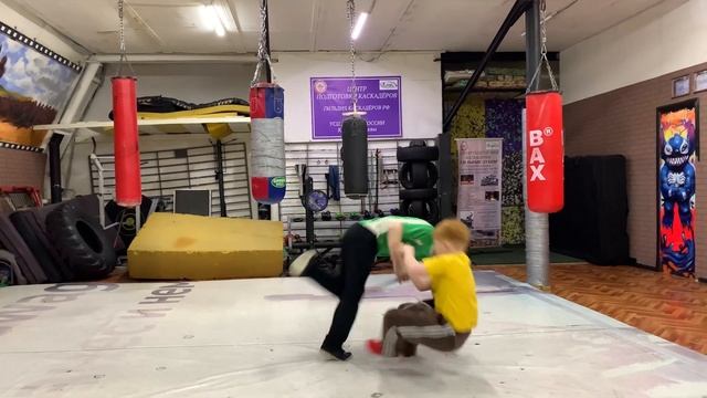 Нападаю на детей с ножом