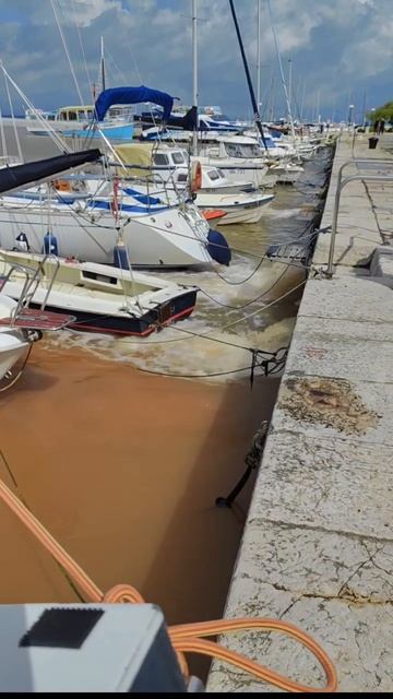 Потоки воды смывают грунт #море в Хорватии смотреть онлайн