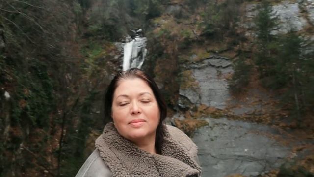 Водопад высоко в горах, опасные лестницы, странные дер смотреть онлайн