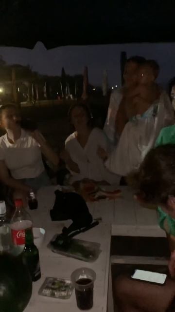 Белые обои. Черная посуда. Бали. Тропический ливень. Сч