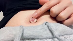 Innie to outie. Девушка вытащила пупок. Navel torture. [Navel pulse exclusive]