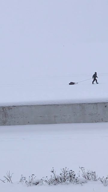 Рыбак зимой на Финском заливе смотреть онлайн