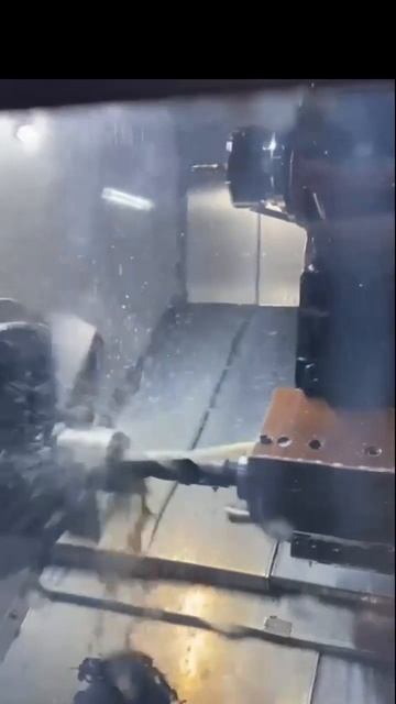 Токарный станок с ЧПУ в работе.