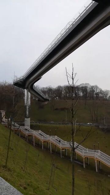 Пешеходный мост и лестница к колонне Магдебургского п смотреть онлайн