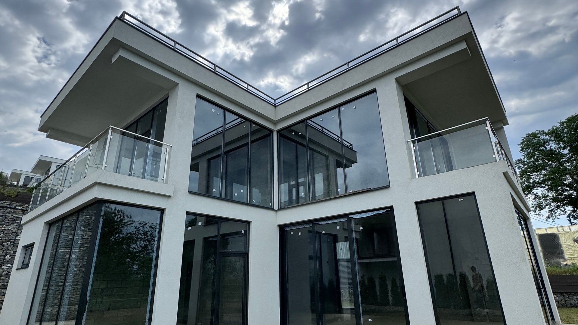 Замечательный дом в закрытом коттеджном посёлке с видом на море смотреть онлайн