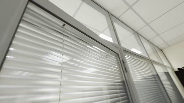 Стекло, металл и тишина офисный проект перегородок с межрамными жалюзи смотреть онлайн