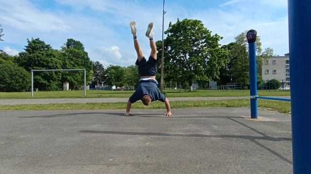 СТОЙКА НА РУКАХ, ВЫХОДЫ НА ДВЕ. НЕУДАЧНАЯ ТРЕНИРОВКА