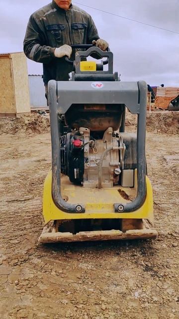 Вот так утрамбовывают землю перед началом строительс?