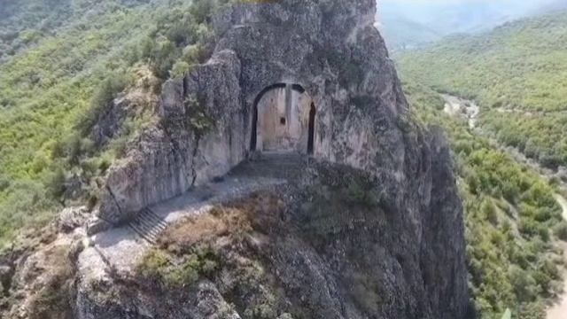 Огромная дверь в горе в Турции смотреть онлайн