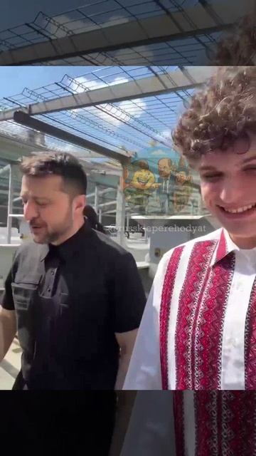 Зеленский с детьми в вышиванках выбирается из бомбоубежища в Киеве. смотреть онлайн