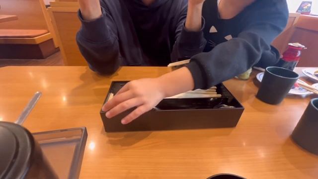 КАКИЕ СУШИ ЕДЯТ ЯПОНЦЫ. УЖИНАЕМ В КОНВЕЙЕРНЫХ СЕТЕВЫХ смотреть онлайн