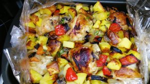 Курица с овощами в рукаве в духовке