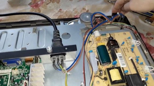 Еще один ремонт телевизора Izumi TL26H615B