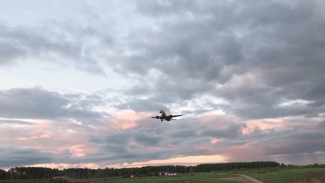 Самолёт авиакомпании Россия заходит на посадку в аэро