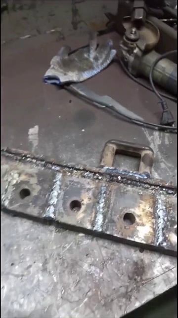 Сварка механизма борта самосвала #сварка #работа #юмор смотреть онлайн