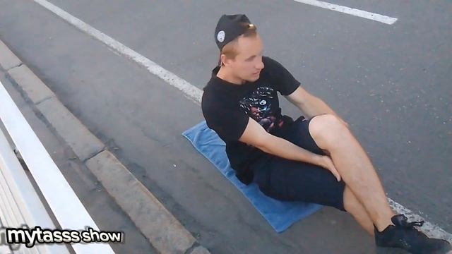 Прогулка по Парку Горького! Прошел в трусах по улице,т? смотреть онлайн