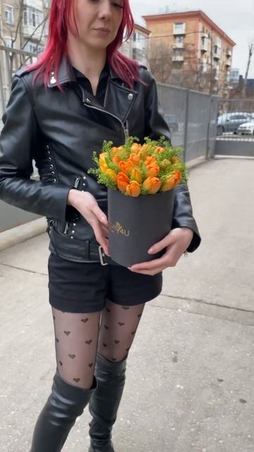 35 оранжевых тюльпанов с гринбеллом в коробке #цветымо? смотреть онлайн