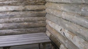 Покрываю бревна сруба бани изнутри защитным составом